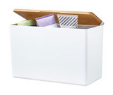 Weiße Aufbewahrungsbox XL mit offenem Bambusdeckel, gefüllt mit verschiedenen Kosmetikartikeln, seitliche Perspektive