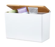 Weiße Aufbewahrungsbox XL mit offenem Bambusdeckel, gefüllt mit verschiedenen Kosmetikartikeln, seitliche Perspektive
