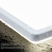 Nahaufnahme einer LED-Deckenleuchte mit Bewegungssensor, die spritzwassergeschützt ist, Perspektive von unten.