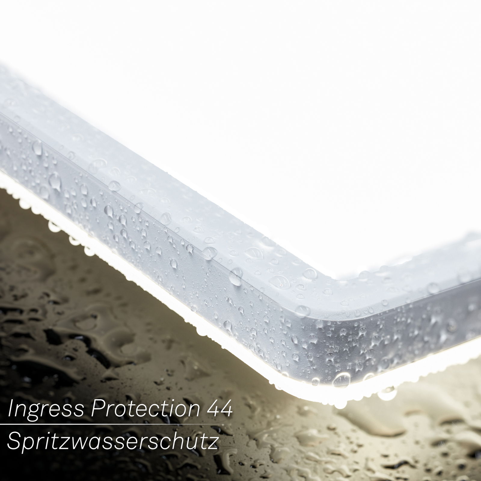 Nahaufnahme einer LED-Deckenleuchte mit Bewegungssensor, die spritzwassergeschützt ist, Perspektive von unten.