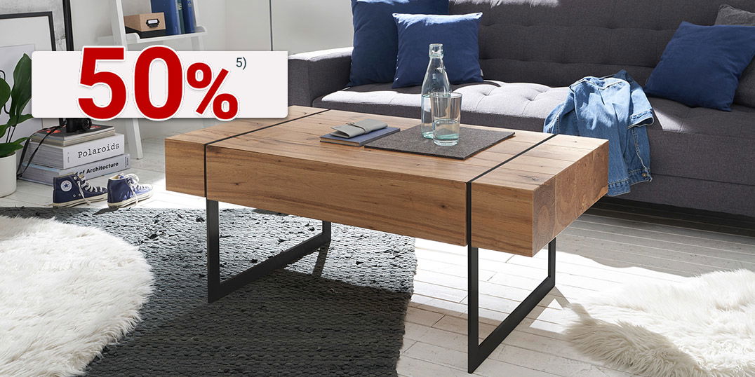 50% Rabatt auf fast alle Couchtische. Im Hintergrund ist ein Wohnzimmer mit einem Couchtisch aus Holz und Metall zu sehen.