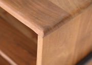 Nahaufnahme einer Ecke eines Lowboards aus Holz mit glatter Oberfläche und abgerundeten Kanten.