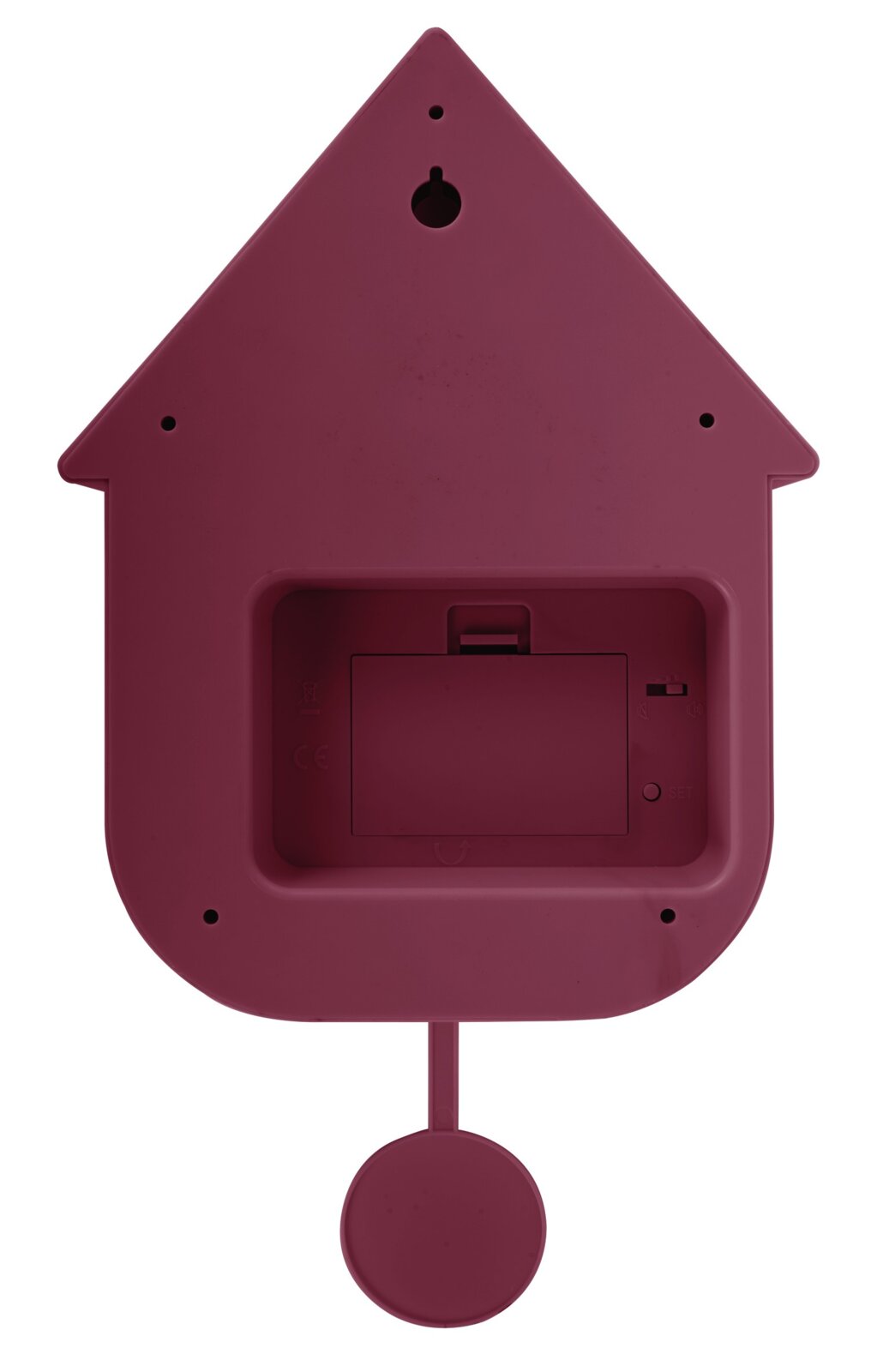 Achterkant van een bordeauxrode wandklok in de vorm van een huisje met slinger.