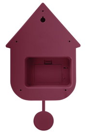 Rückansicht einer burgunderroten Wanduhr in Form eines Hauses mit Pendel.