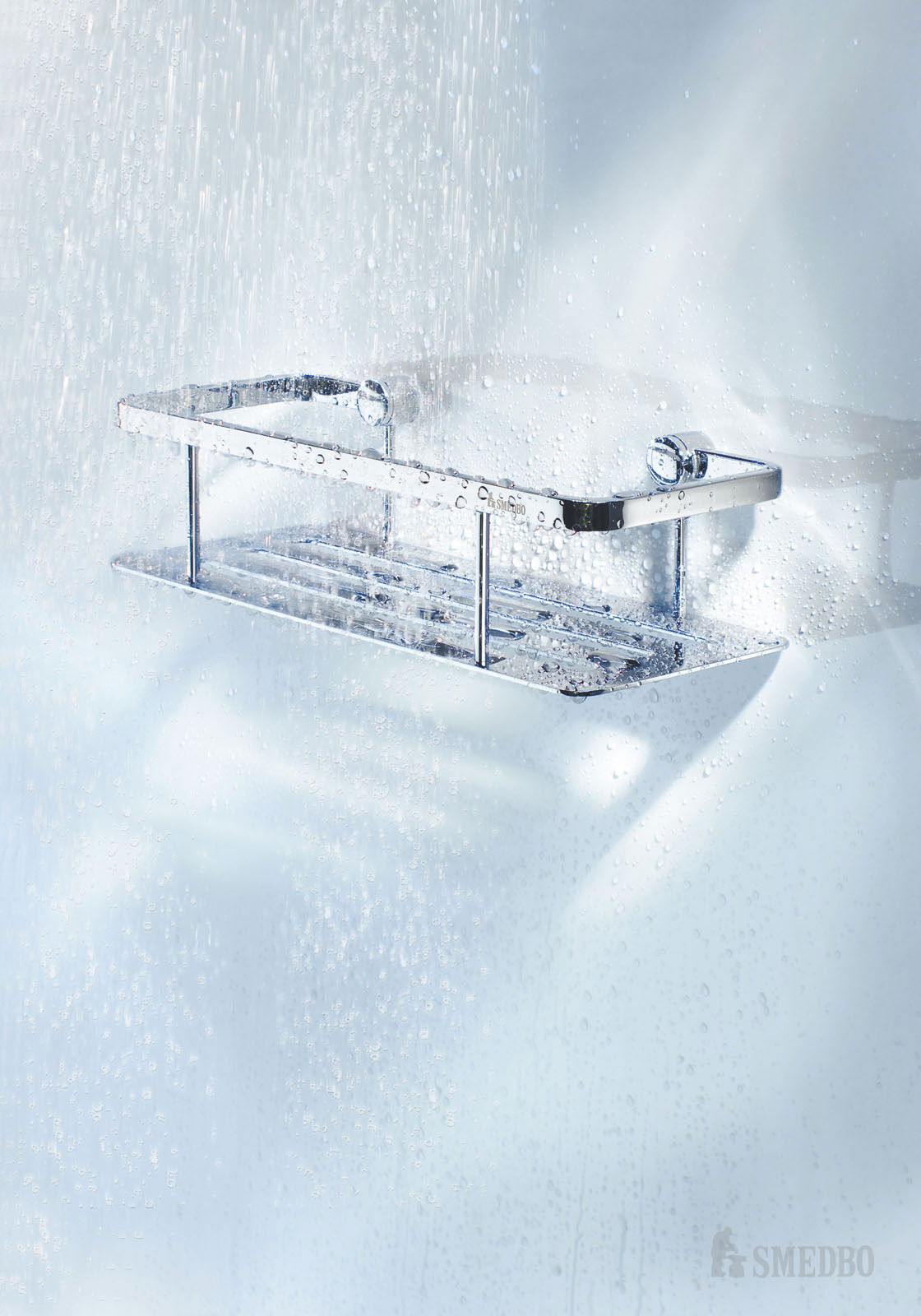 Duschkorb mit Messingplatte in einer nassen Duschumgebung, seitliche Perspektive