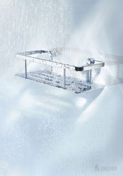 Duschkorb mit Messingplatte in einer nassen Duschumgebung, seitliche Perspektive