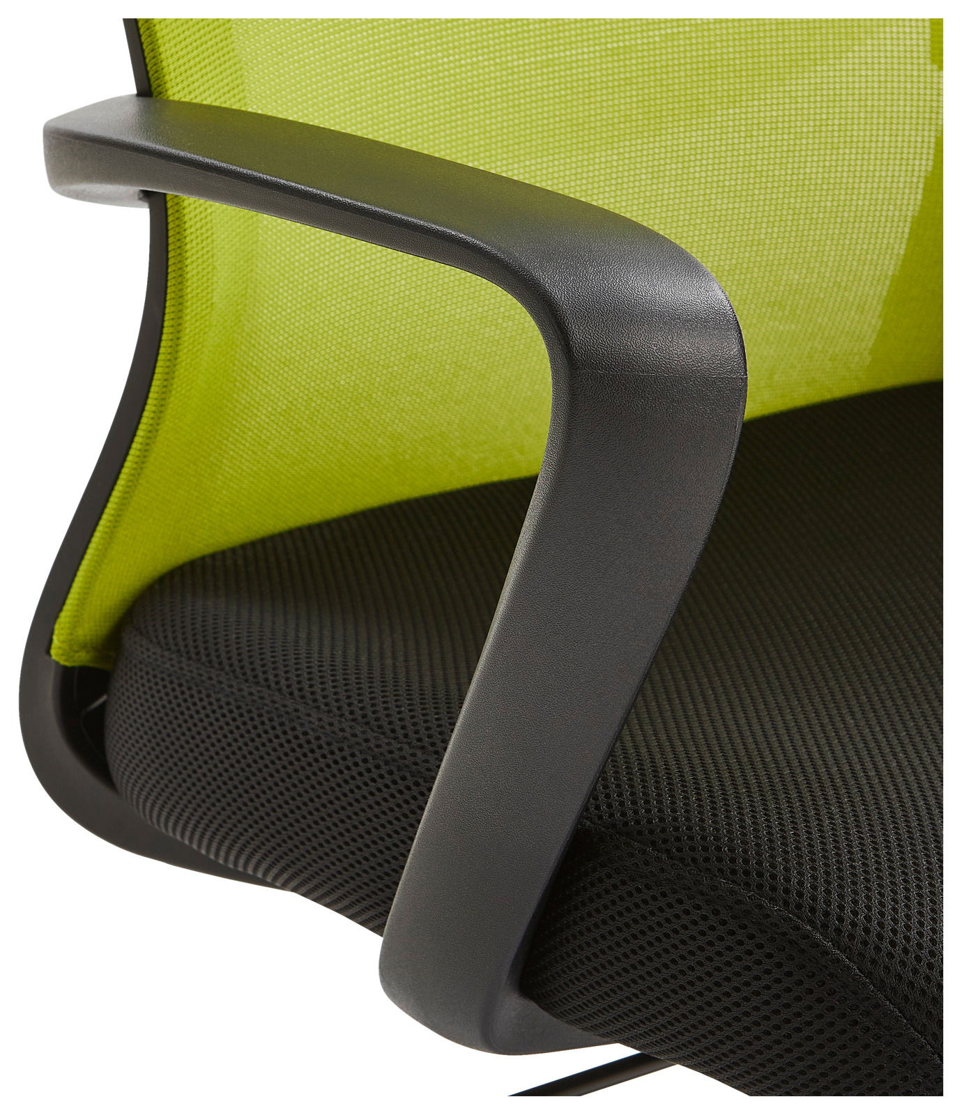 Nahaufnahme eines Drehstuhls mit schwarzer Armlehne und grünem Netzrücken.