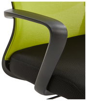 Nahaufnahme eines Drehstuhls mit schwarzer Armlehne und grünem Netzrücken.