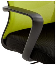 Nahaufnahme eines Drehstuhls mit schwarzer Armlehne und grünem Netzrücken.