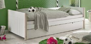 Jugendbett in weiß mit zusätzlichem Ausziehbett, seitliche Perspektive, dekoriert mit Fußball-Motiven.