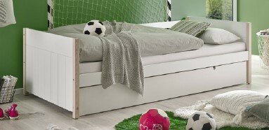 Jugendbett in weiß mit zusätzlichem Ausziehbett, seitliche Perspektive, dekoriert mit Fußball-Motiven.
