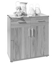 Kommode aus Holz mit zwei Schubladen und zwei Türen, dekoriert mit einem Teddybär, einer Kanne und zwei Laternen, frontal betrachtet.