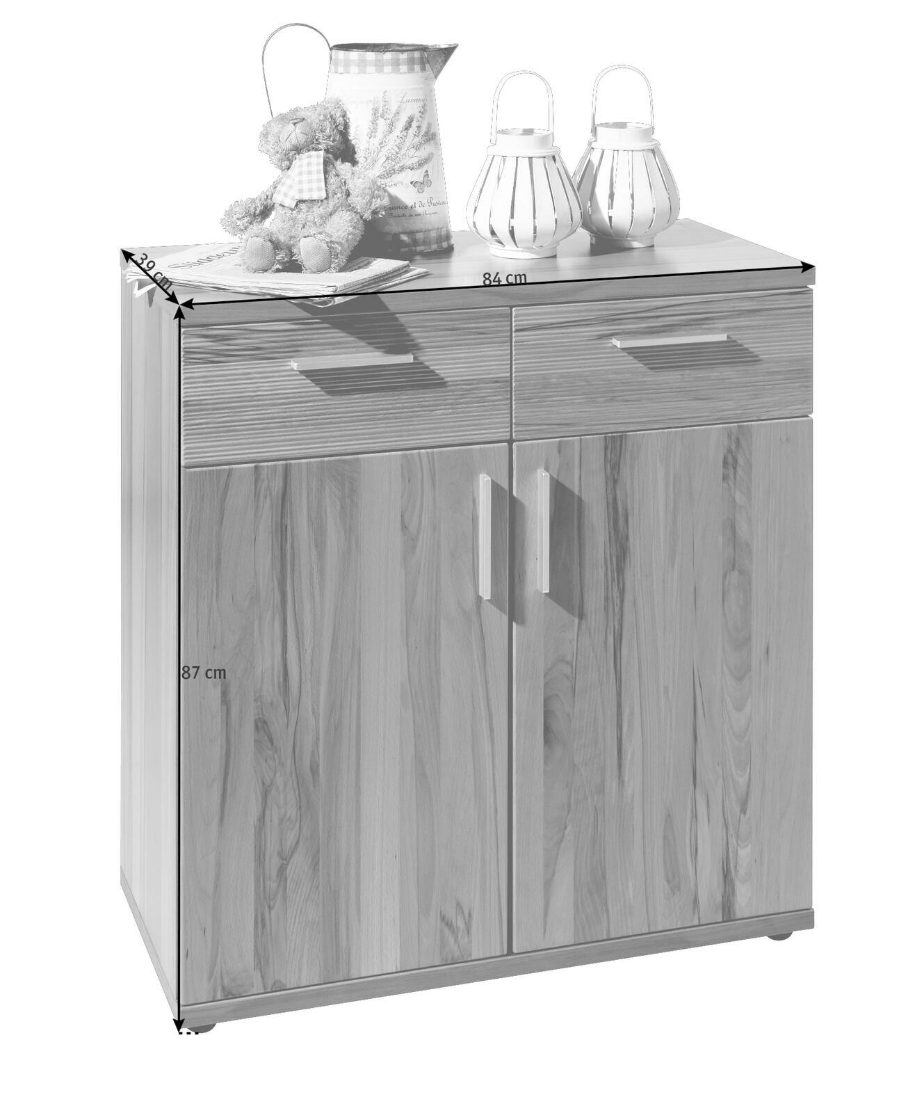 Kommode aus Holz mit zwei Schubladen und zwei Türen, dekoriert mit einem Teddybär, einer Kanne und zwei Laternen, frontal betrachtet.