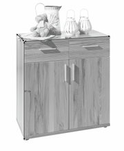 Kommode aus Holz mit zwei Schubladen und zwei Türen, dekoriert mit einem Teddybär, einer Kanne und zwei Laternen, frontal betrachtet.