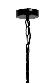 Detailopname vanuit laag zijaanzicht van een ronde zwarte metalen plafondkap met bevestigingsschroef en hangende zwarte kettingen voor een hanglamp.