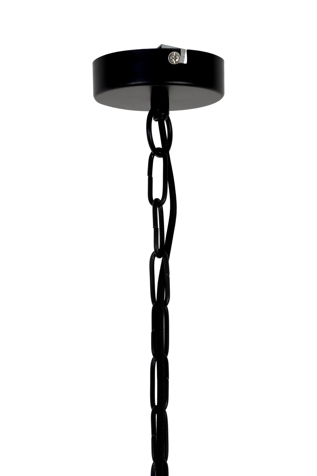 Detailopname vanuit laag zijaanzicht van een ronde zwarte metalen plafondkap met bevestigingsschroef en hangende zwarte kettingen voor een hanglamp.