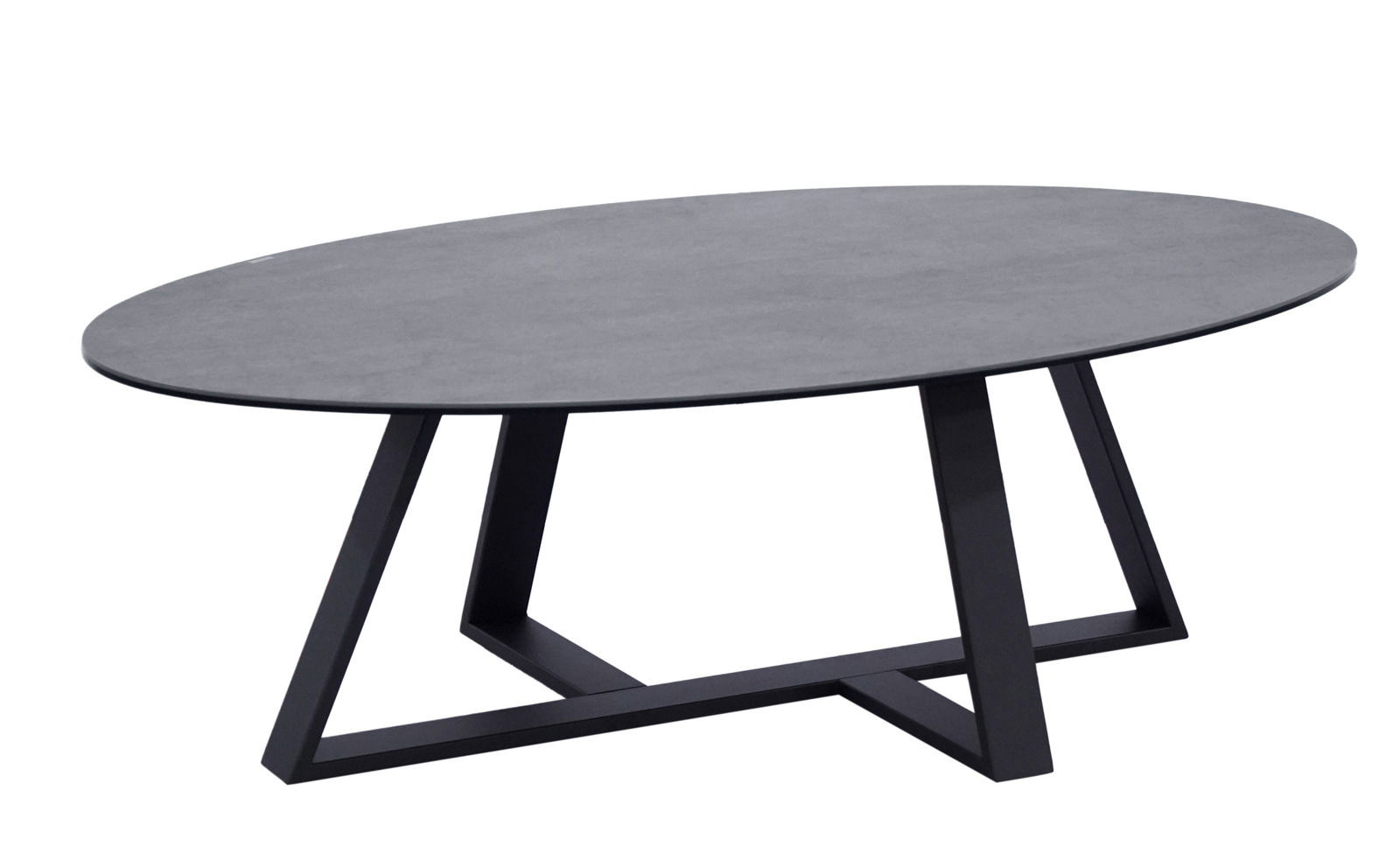 Moderner ovaler Couchtisch mit dunkler Tischplatte und schrägen Metallbeinen, seitliche Perspektive