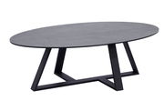 Moderner ovaler Couchtisch mit dunkler Tischplatte und schrägen Metallbeinen, seitliche Perspektive