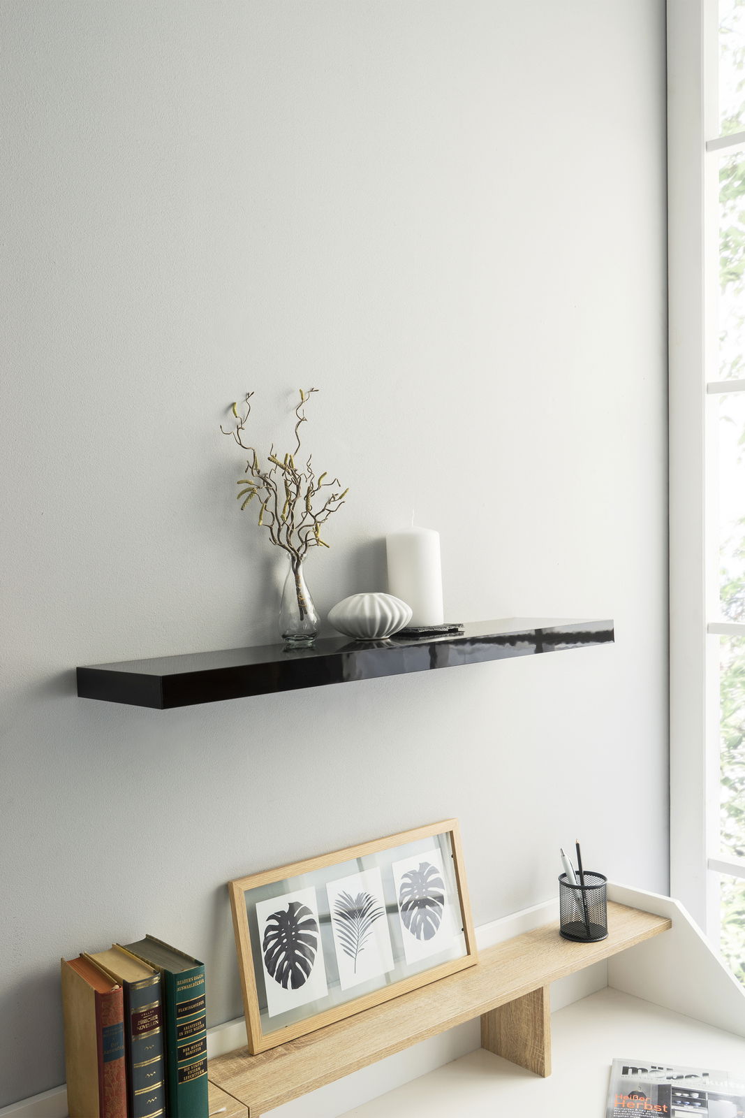 Z2 Wandboard SHELVY Schwarzes Wandboard mit Dekorationen, seitliche Perspektive