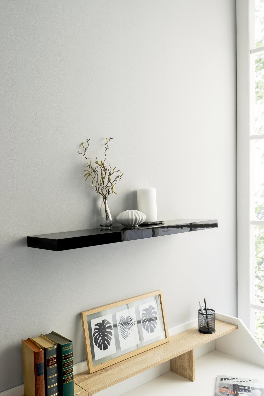 Z2 Wandboard SHELVY Schwarzes Wandboard mit Dekorationen, seitliche Perspektive