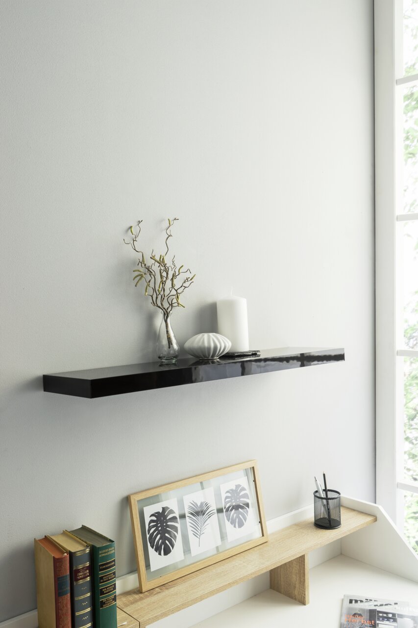 Schwarzes Wandboard mit Dekorationen, seitliche Perspektive