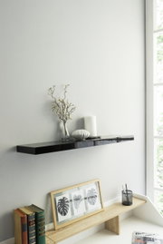 Schwarzes Wandboard mit Dekorationen, seitliche Perspektive