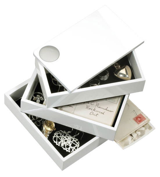 Weiße Spindle Schmuckbox mit mehreren Fächern, gefüllt mit Schmuck und Briefen, aus der Vogelperspektive.