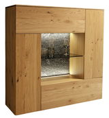 Hochwertiges Highboard aus Holz mit integrierter Beleuchtung, frontal fotografiert. Ideal zur stilvollen Präsentation von Gläsern und Dekoration.