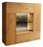 Hochwertiges Highboard aus Holz mit integrierter Beleuchtung, frontal fotografiert. Ideal zur stilvollen Präsentation von Gläsern und Dekoration.