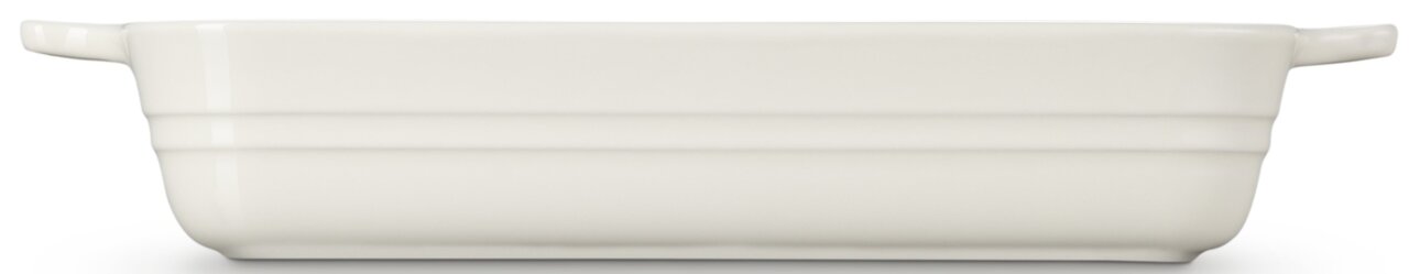 Seitenansicht einer cremefarbenen Auflaufform mit Griffen, 25 cm lang.