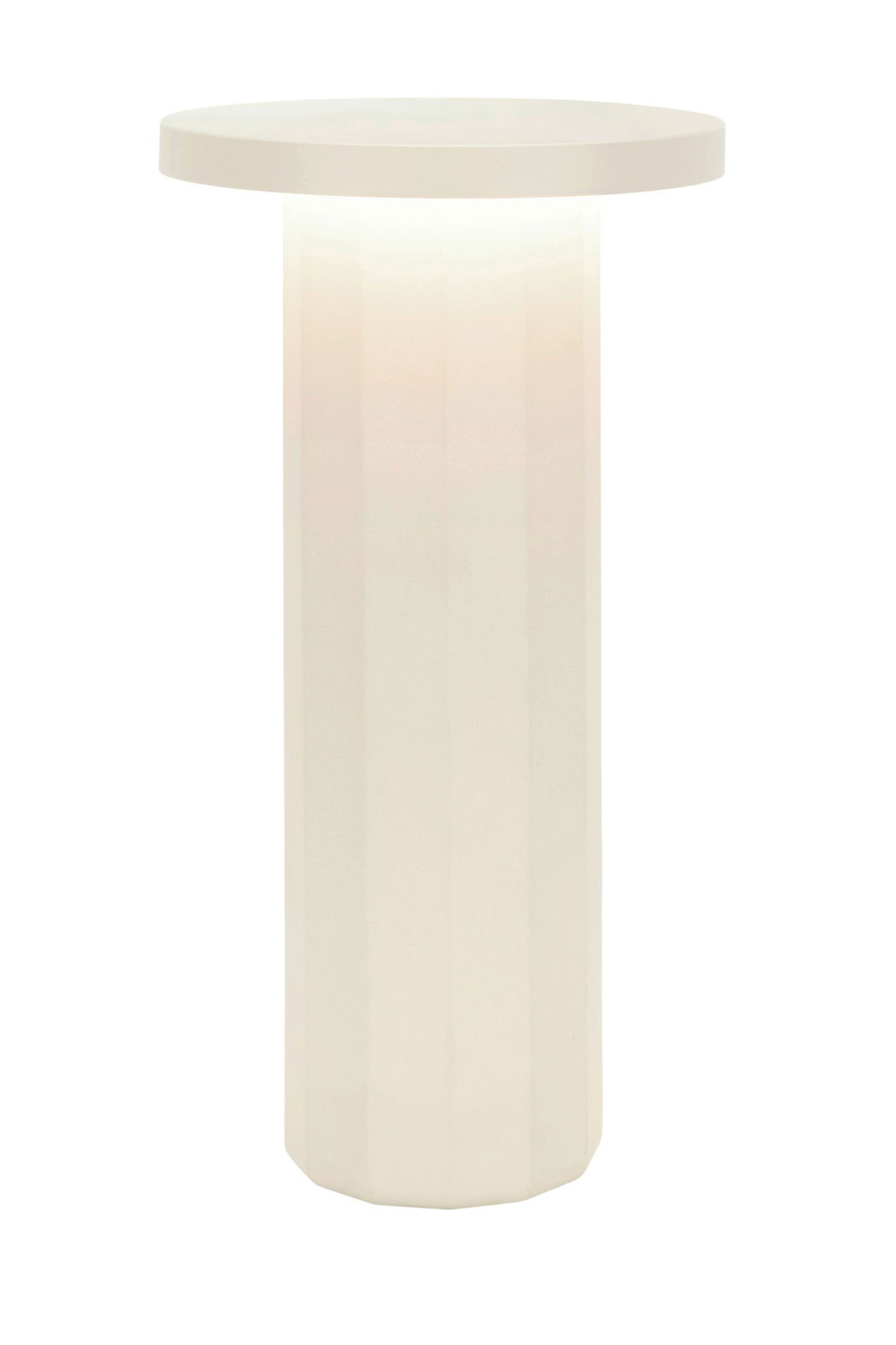 Moderne Akku-Tischleuchte in zylindrischer Form, frontal betrachtet, mit sanftem Lichtschein unter der Tischplatte.