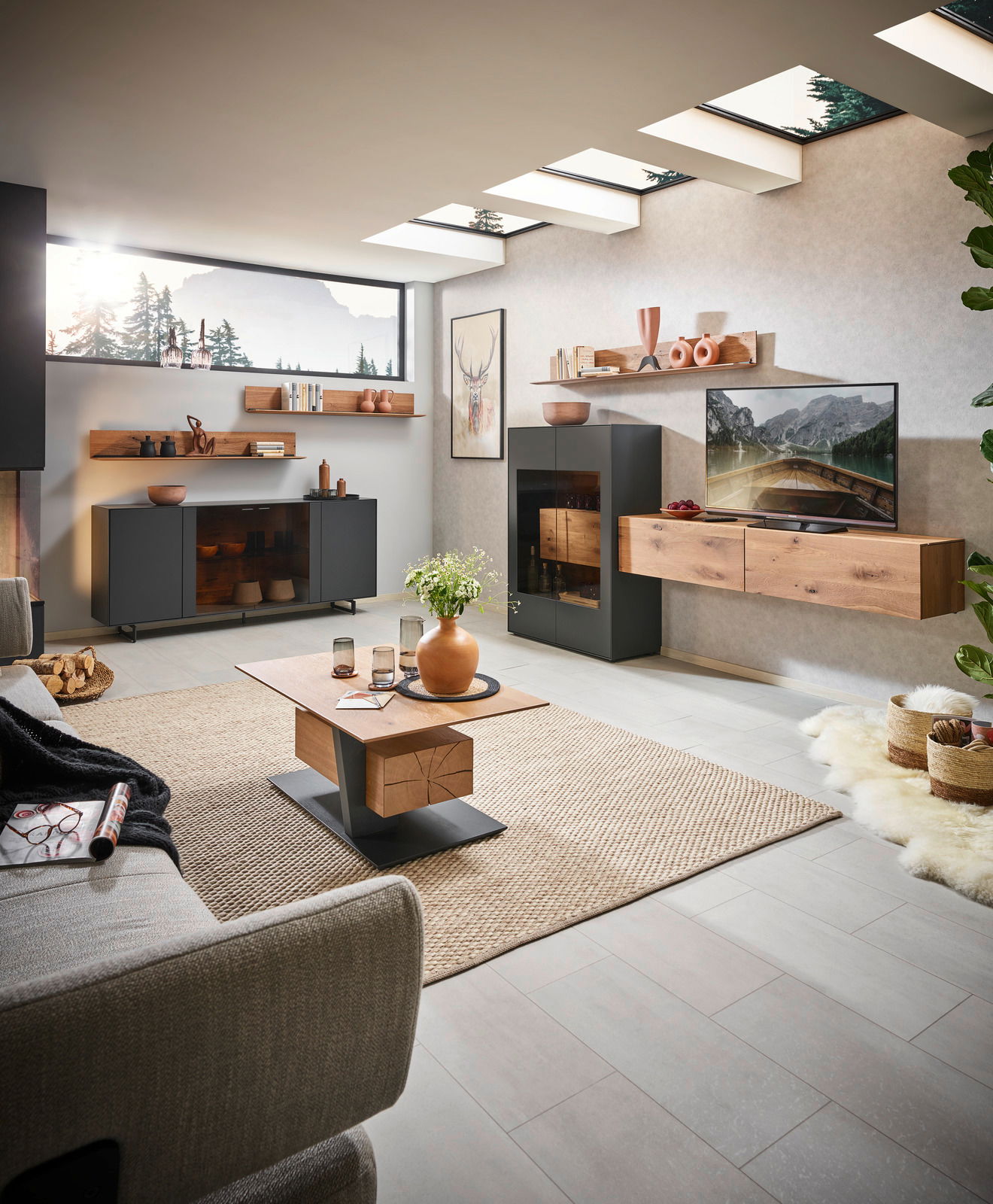 Moderne Wohnzimmer-Wandkombination mit Holz- und Metallelementen, inklusive TV-Schrank, Regalen und Vitrine, aus seitlicher Perspektive fotografiert.