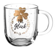Glas-Tasse mit goldfarbenem Kleeblatt und der Aufschrift 'Viel Glück', seitliche Perspektive