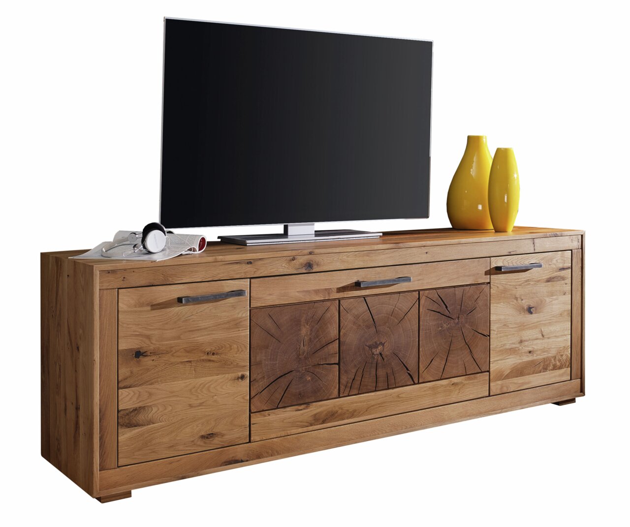 Landscape TV-Lowboard MERAN TV-Element aus Holz mit natürlicher Maserung, frontal abgebildet, dekoriert mit gelben Vasen und Kopfhörern.