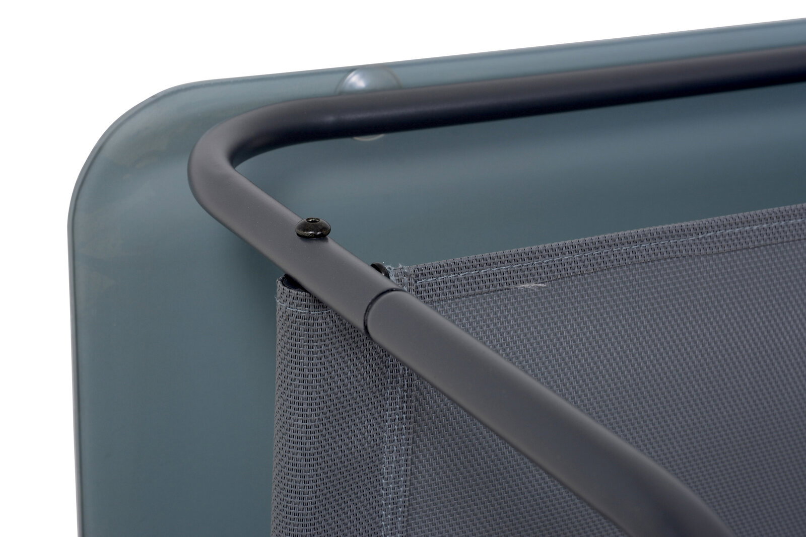 Nahaufnahme eines Teils einer Loungegarnitur mit grauem Metallrahmen und grauem Netzgewebe, seitliche Perspektive.