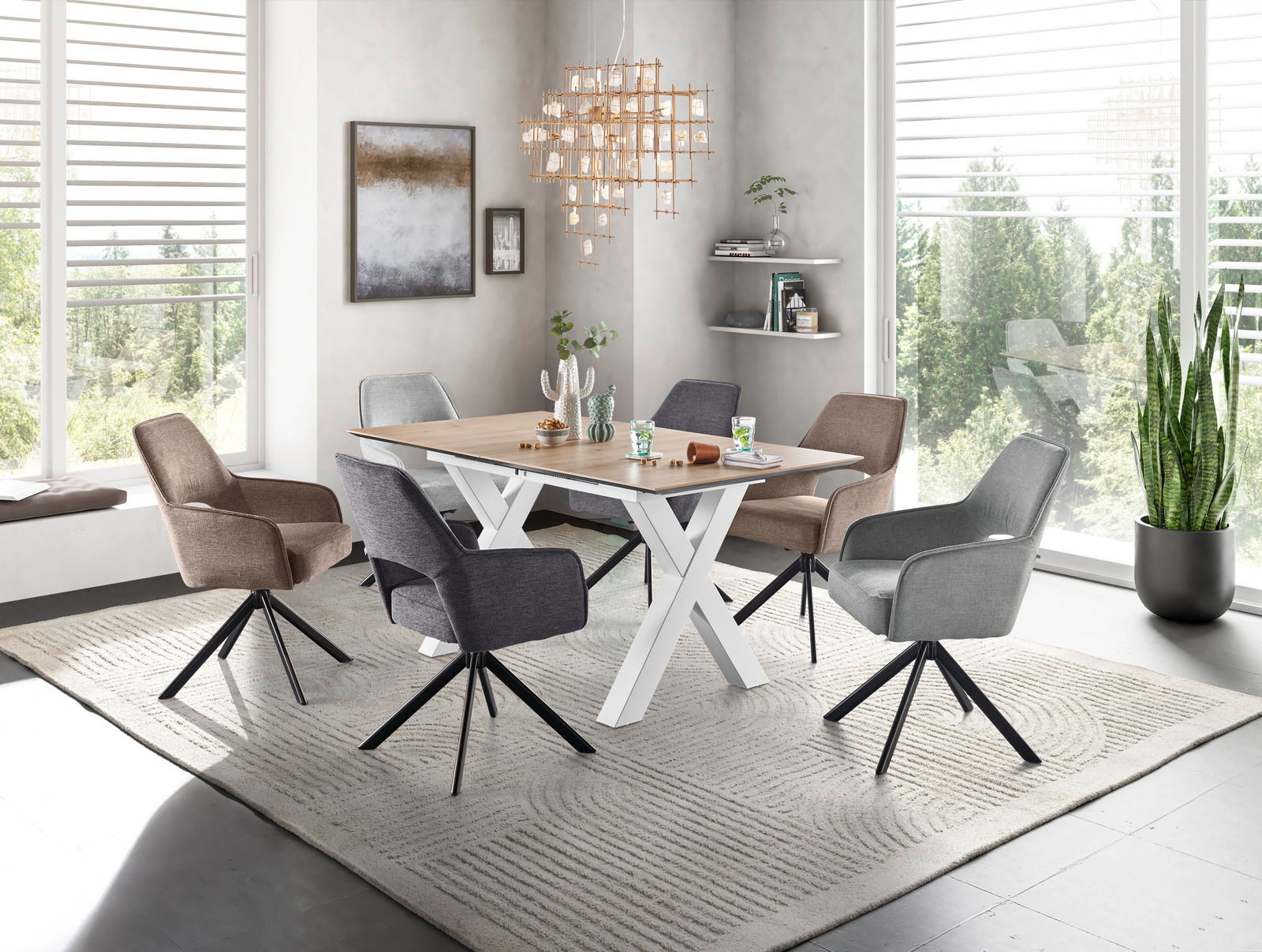 Esszimmer mit modernem Armlehnstuhl-Set um einen Holztisch, Perspektive von schräg vorne