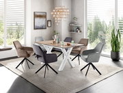 Esszimmer mit modernem Armlehnstuhl-Set um einen Holztisch, Perspektive von schräg vorne