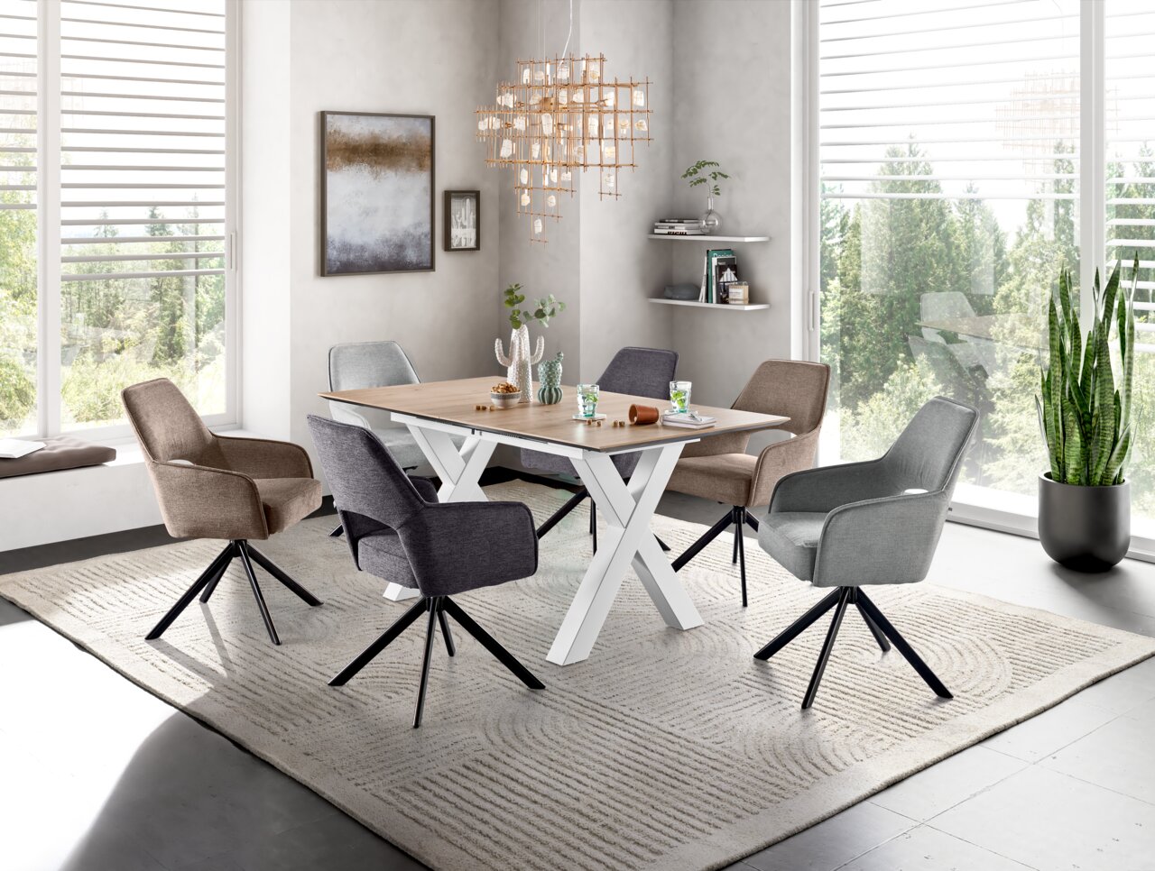 Esszimmer mit modernem Armlehnstuhl-Set um einen Holztisch, Perspektive von schräg vorne