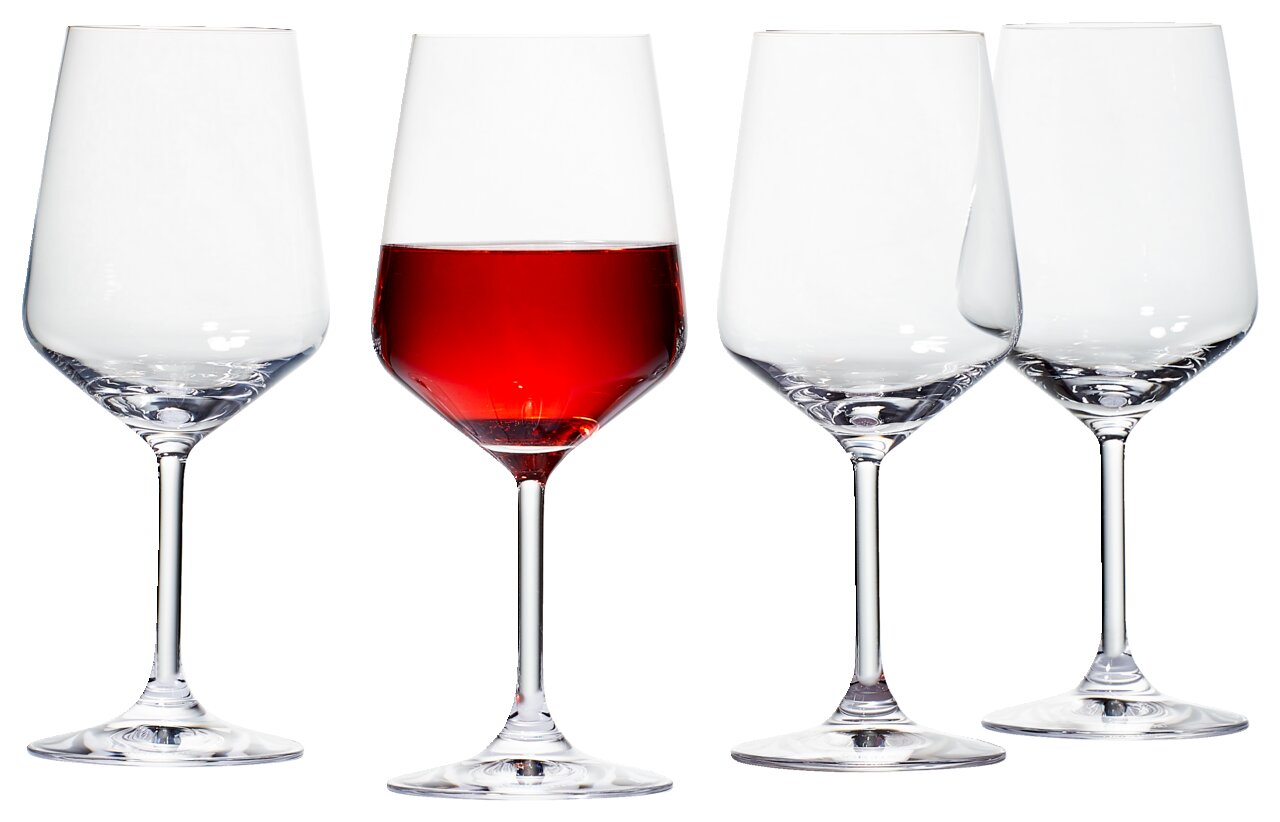 Vier elegante Rotweingläser, eines davon mit Rotwein gefüllt, aus der Frontalperspektive.