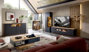 Moderne Wohnzimmer-Wandkombination in dunklem Holz und Grau mit TV-Schrank, Vitrine und Regal, seitliche Perspektive.