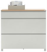 Moderner Schuhschrank in Weiß mit Holzoberfläche, frontal fotografiert, mit einem Aufbewahrungsbehälter für Zeitschriften oben.