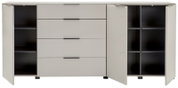 Frontansicht einer modernen hellgrauen Kommode/Sideboard mit vier mittigen Schubladen und beidseitig geöffneten Türen, innen dunkle Regalfächer und schwarze Griffleisten
