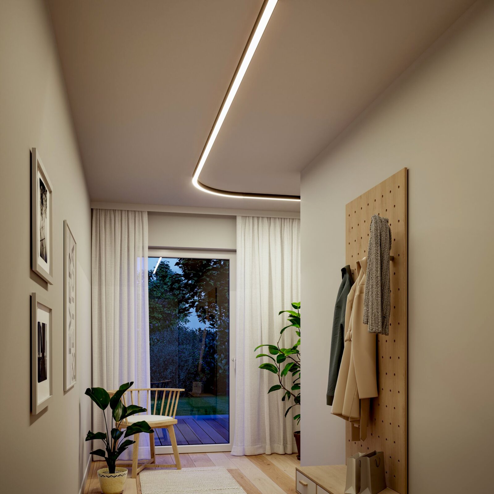 Moderne, indirekt integrierte LED-Lichtlinie in abgehängter Decke eines Flurs mit Garderobe, Pflanzen und großem Fenster – Perspektive: Blick nach oben entlang der Decke in den Raum.