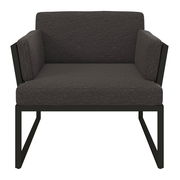 Frontansicht eines modernen Loungesessels mit dunklem Stoffbezug und Metallrahmen.