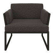 Frontansicht eines modernen Loungesessels mit dunklem Stoffbezug und Metallrahmen.