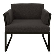 Frontansicht eines modernen Loungesessels mit dunklem Stoffbezug und Metallrahmen.