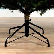 Nahaufnahme des stabilen Metallständers eines Weihnachtsbaums auf einem Holzboden.