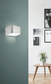 Moderne Wand- und Deckenleuchte SANIA 4 in gebürstetem Metall, seitliche Perspektive.