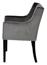 Grauer Stuhl mit Nietenverzierung, seitliche Perspektive