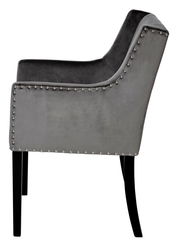 Grauer Stuhl mit Nietenverzierung, seitliche Perspektive
